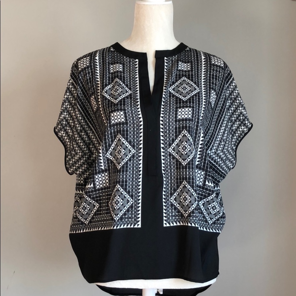 BCBG MaxAzria boxy split neck blouse. Sz XS